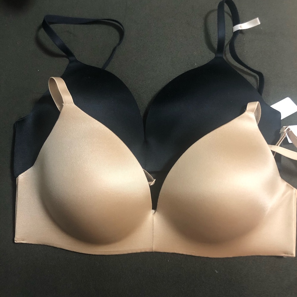 NWT everyday wireless gap bras in nude and black